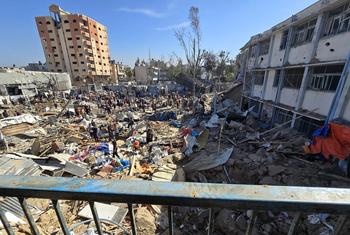 Consecuencias de un ataque aéreo israelí el 6 de mayo contra una escuela de la UNRWA convertida en refugio en Al Bureij, Gaza, donde se informó de la muerte de 30 personas, entre ellas mujeres y niños.