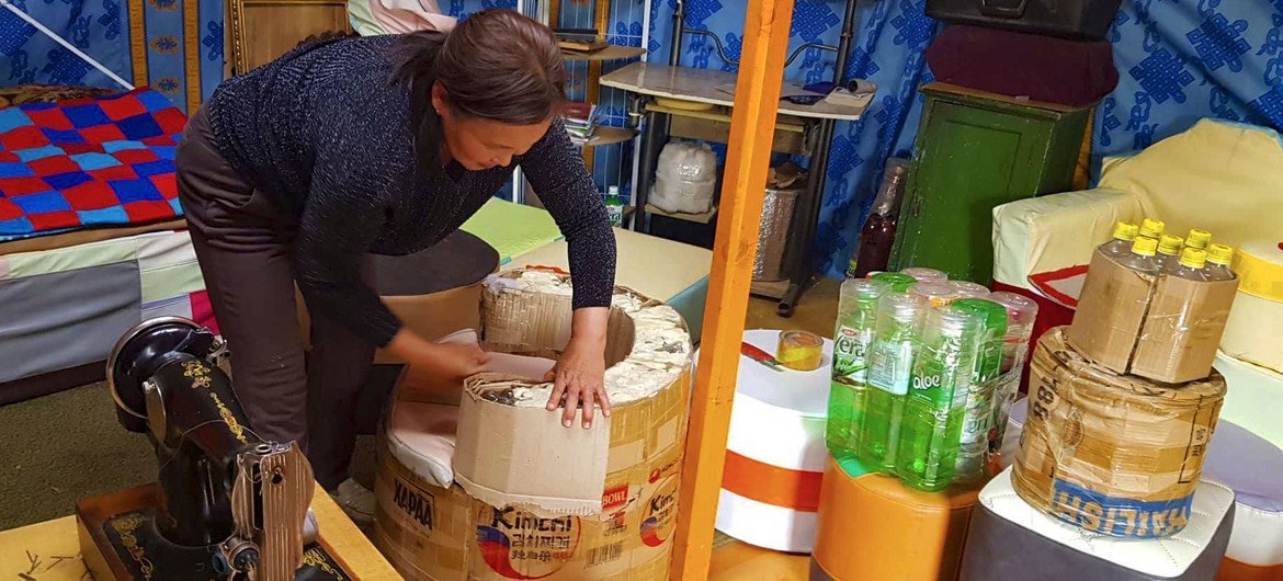 Эта жительница Монголии нашла применение пластиковым отходам в хозяйстве.