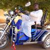 Sheij Aldine, membre de l'Association soudanaise pour les personnes handicapées, sur la moto spéciale fournie par l'organisation à El Fasher, au Darfour du Nord. (archives)