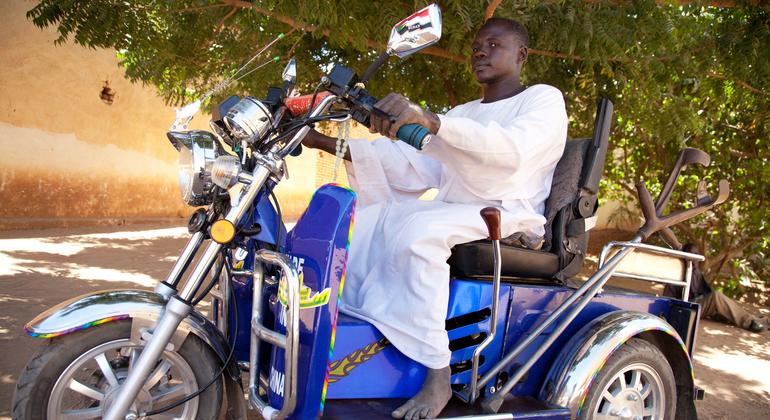 Sheij Aldine, membre de l'Association soudanaise pour les personnes handicapées, sur la moto spéciale fournie par l'organisation à El Fasher, au Darfour du Nord. (archives)