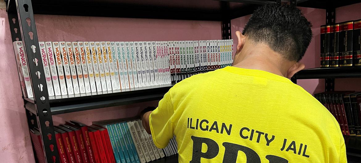 Un prisionero ordena los libros en la biblioteca del penal de Iligan, Filipinas.