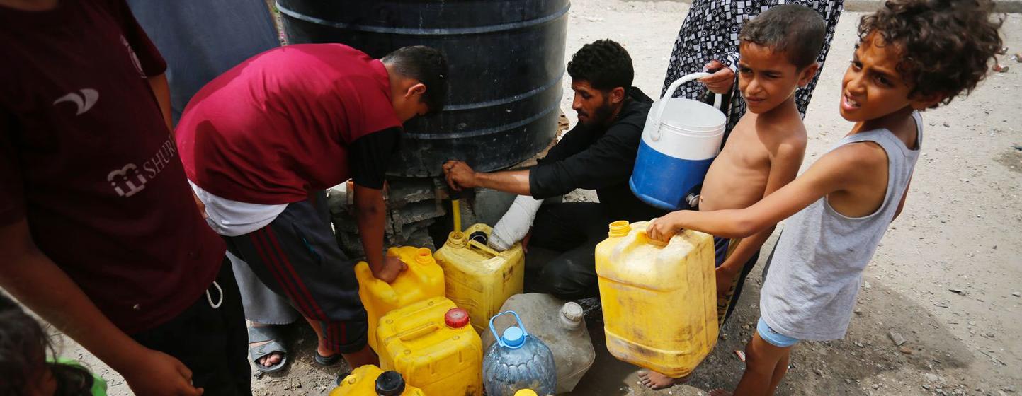 Des enfants recueillent de l'eau dans la bande de Gaza.