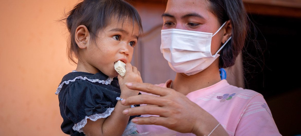 فتاة صغيرة مع والدتها في مركز صحي في مقاطعة راتاناكيري ، كمبوديا.