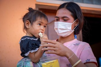 Le Cambodge a enregistré une réduction significative de la pauvreté. Sur cette photo, une fillette avec sa mère dans un centre de santé de la province de Ratanakiri, au Cambodge.
