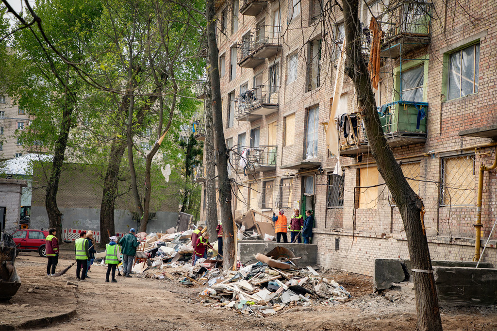 Des inspecteurs visitent un bâtiment détruit à Kyiv, en Ukraine.
