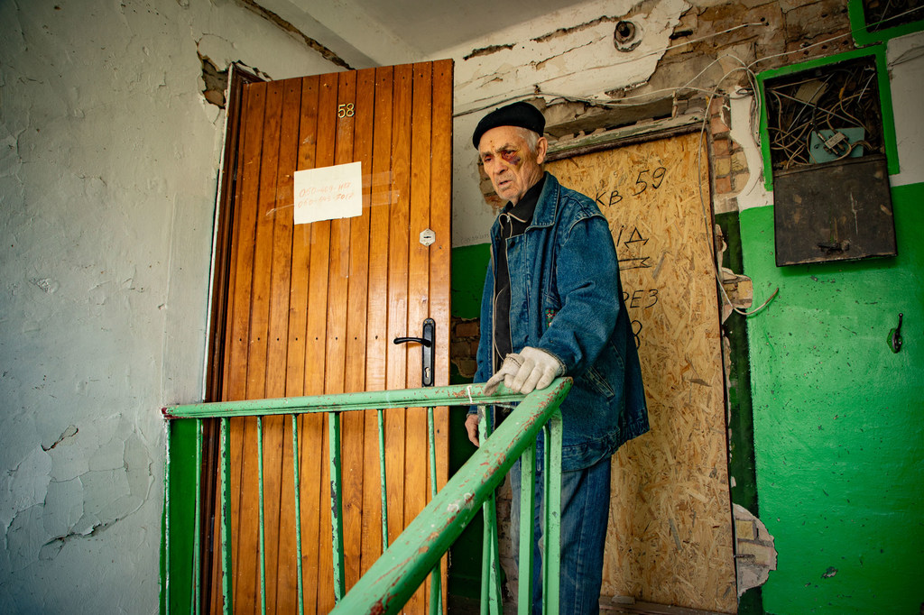 An elderly survivor of a Russian attack on Kyiv (April 2025)