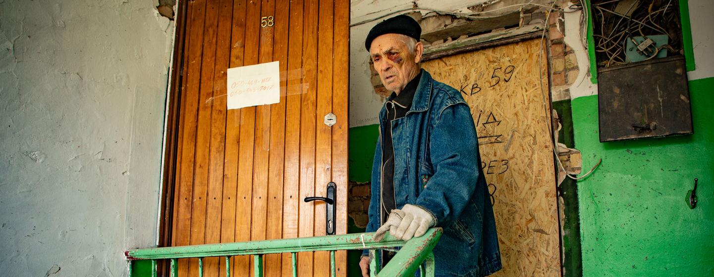 An elderly survivor of a Russian attack on Kyiv (April 2025)