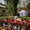 Juguetes y flores en una ofrenda a los muertos en un ataque en Kiev, Ucrania.