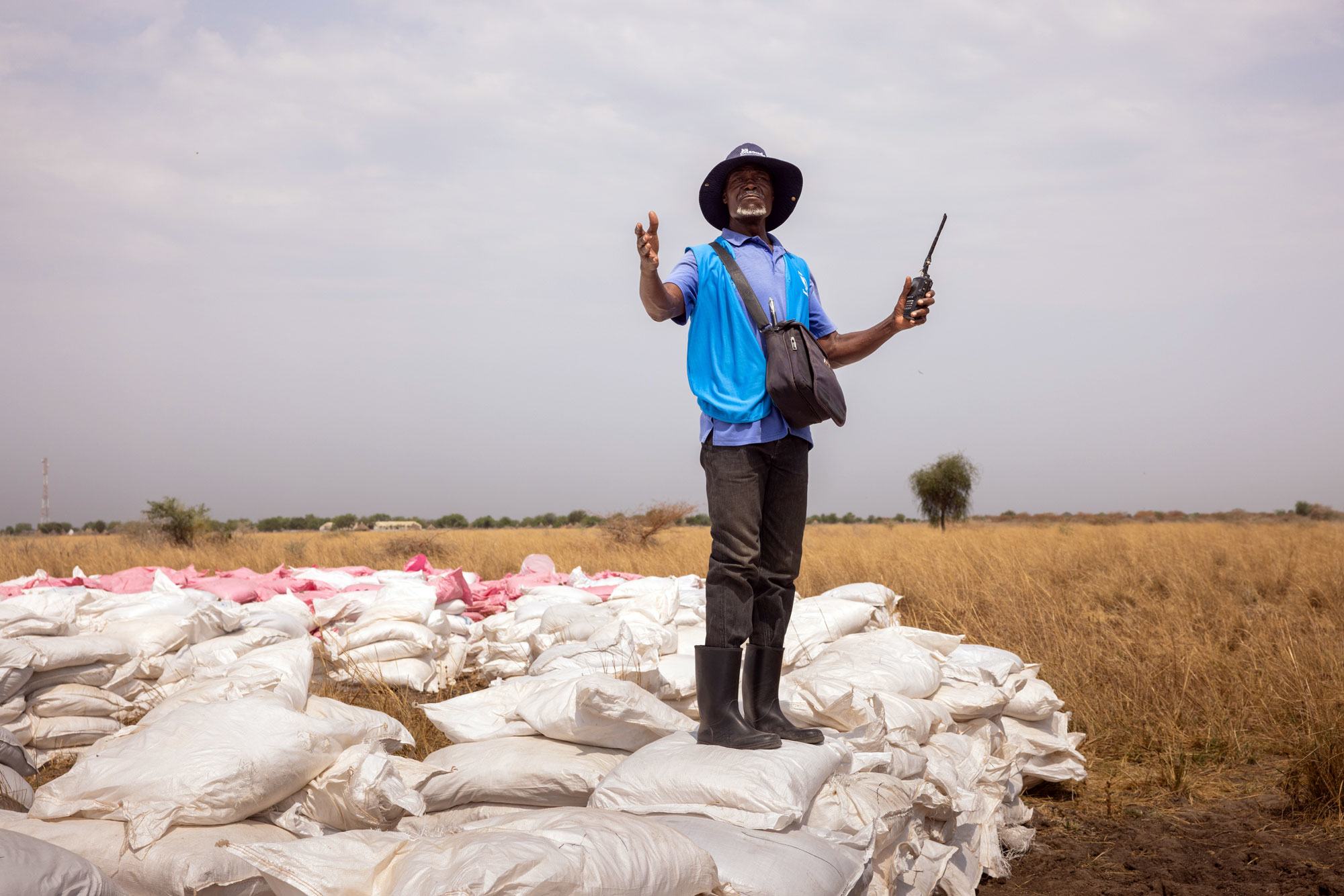 Un employé du Programme alimentaire mondial (PAM) supervise une opération de largage aérien au Soudan du Sud.