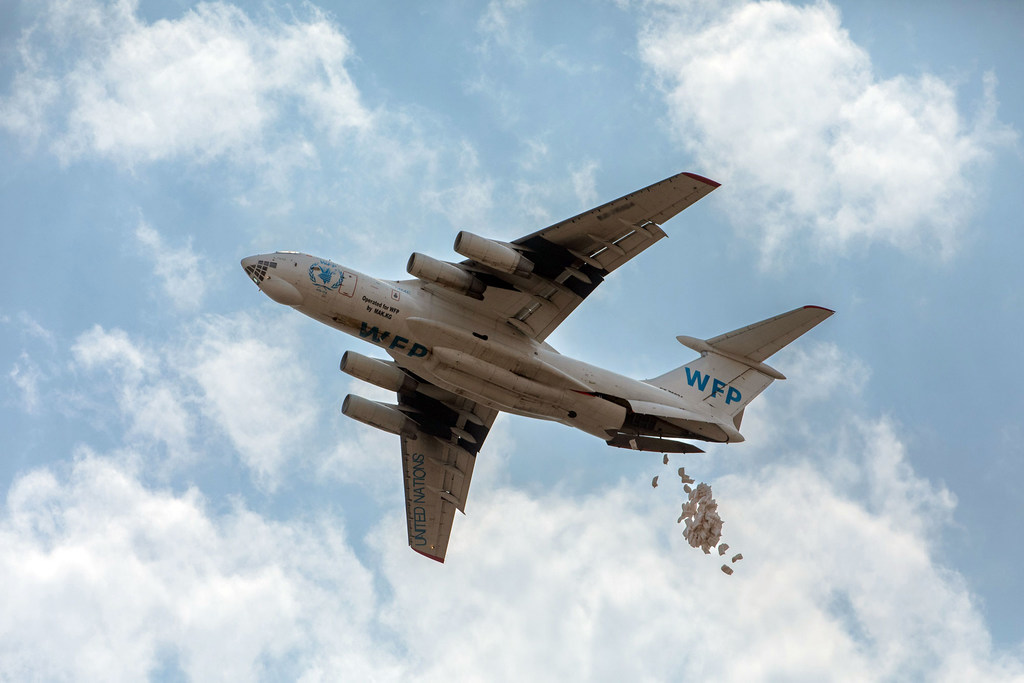 Sacos de sorgo son lanzados desde un avión en el estado de Jonglei, Sudán del Sur.