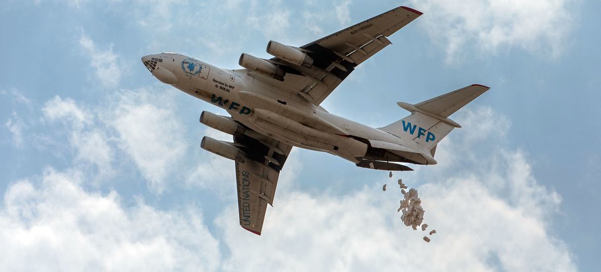 Sacos de sorgo son lanzados desde un avión en el estado de Jonglei, Sudán del Sur.