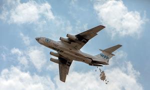Sacos de sorgo son lanzados desde un avión en el estado de Jonglei, Sudán del Sur.
