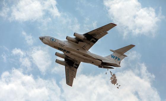 Sacos de sorgo son lanzados desde un avión en el estado de Jonglei, Sudán del Sur.
