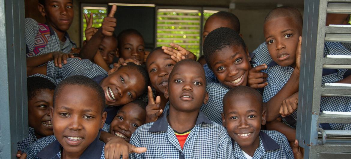 Alunos em uma escola apoiada pela UNICEF e WFP em Porto Príncipe, Haiti.