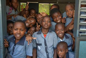 Alunos em uma escola apoiada pela UNICEF e WFP em Porto Príncipe, Haiti.