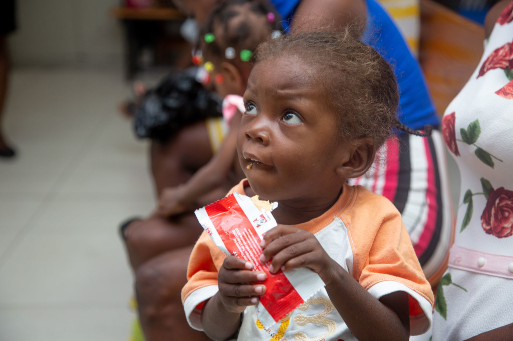 Un enfant mange des aliments thérapeutiques prêts à l'emploi dans un centre de santé et de nutrition à Port-au-Prince, en Haïti.