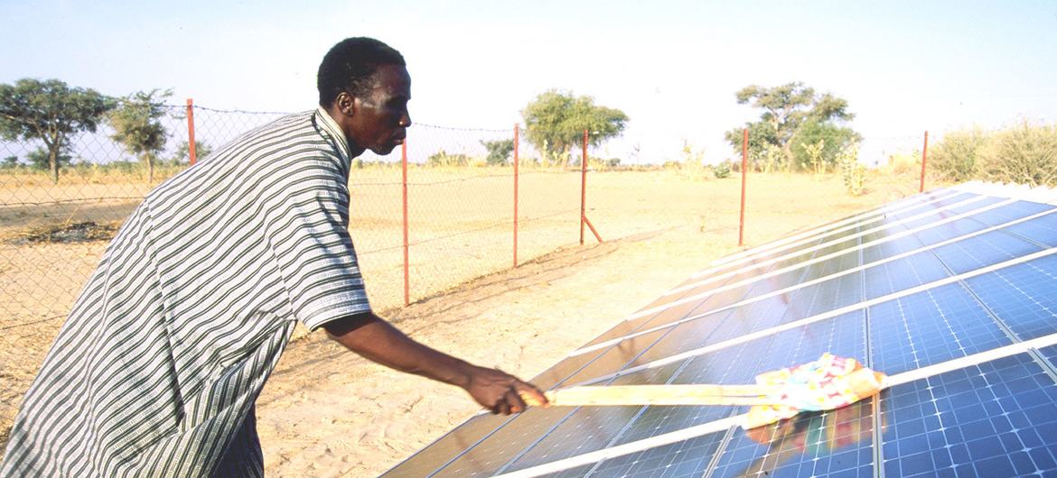 在尼日尔，一名男子正在清洗一块太阳能电池板。