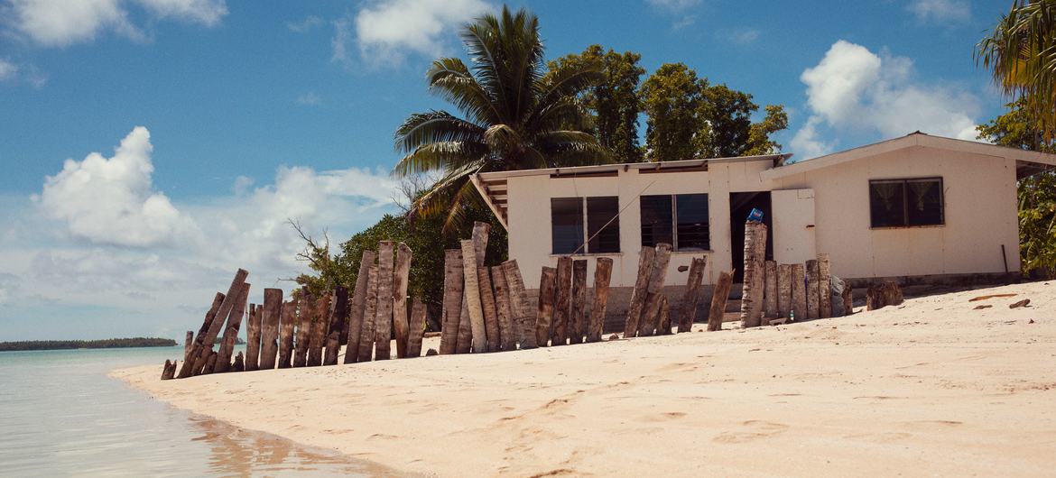 La subida del nivel del mar amenaza una casa en Funafala, Tuvalu, en el océano Pacífico.