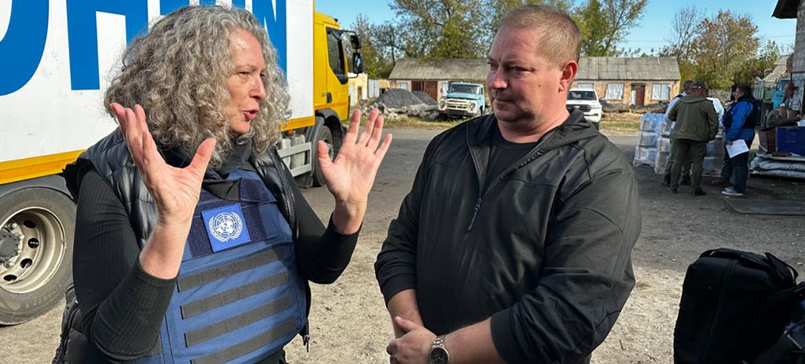 Denise Brown, Coordinadora Humanitaria de la ONU en Ucrania, habla con un líder de la comunidad local en la ciudad de Chasiv Yar, en la región de Donetsk, en octubre de 2023.