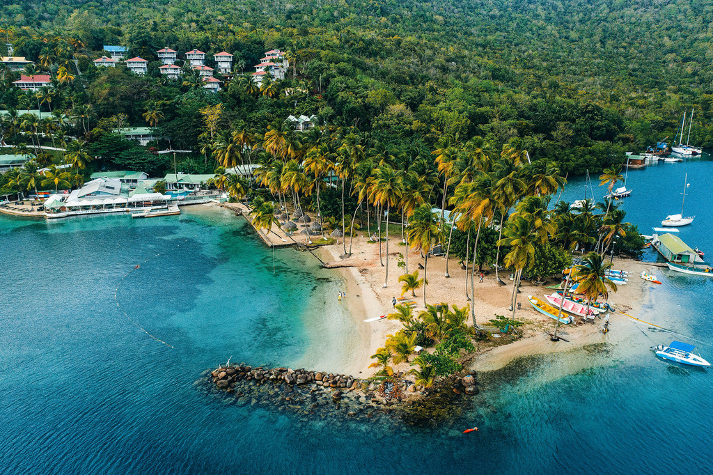  L'élévation du niveau de la mer menace l'industrie du tourisme dans des endroits comme Sainte-Lucie, dans les Caraïbes.