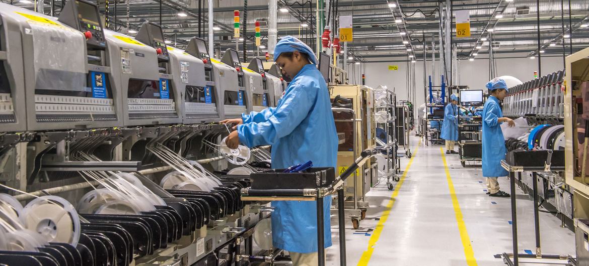 लाओस की एक फ़ैक्ट्री में कामगार, निर्यात के लिए इलैक्ट्रॉनिक उत्पाद तैयार कर रहे हैं.