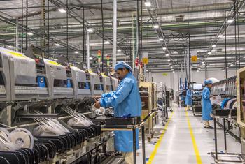 老挝一家工厂的工人正在组装用于出口的电子产品。