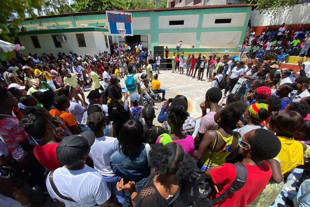 Jovens participam em evento apoiado pelo Fundo para a Consolidação da Paz na capital do Haiti, Porto Príncipe