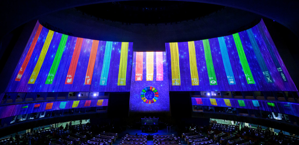 Os logotipos dos ODS são projetados no salão da Assembleia Geral da ONU em 2022