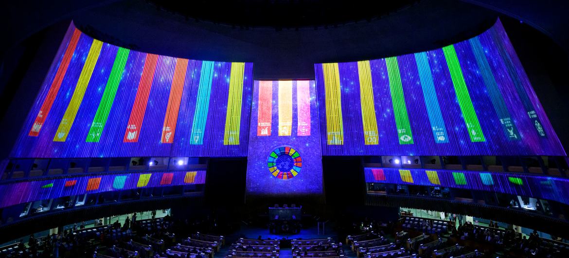 Проекция логотипов ЦУР в зале Генеральной Ассамблеи ООН в 2022 году.