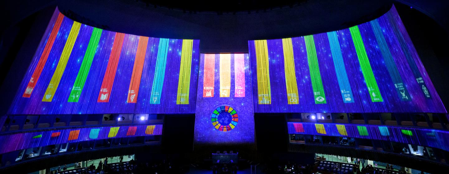 Les logos des ODD projetés dans la salle de l'Assemblée générale des Nations Unies en 2022.