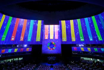 Les logos des ODD projetés dans la salle de l'Assemblée générale des Nations Unies en 2022.