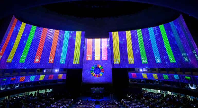 2022年9月，联合国大会堂墙上投影出可持续发展目标标志。