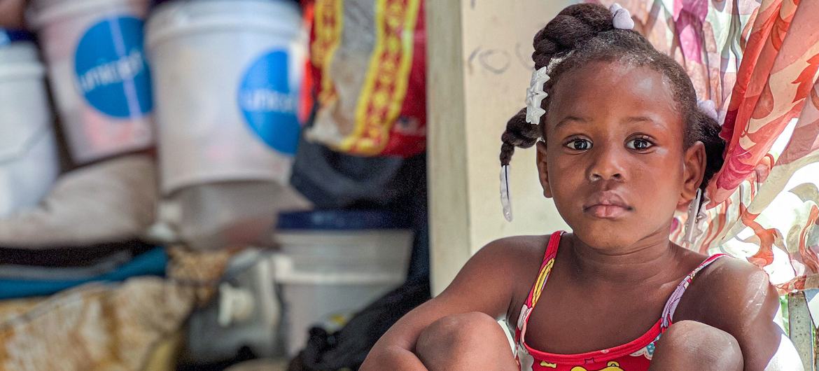 Una niña se sienta en un campamento provisional habilitado para personas que han huido de sus hogares debido a la violencia.