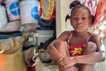 Una niña se sienta en un campamento provisional habilitado para personas que han huido de sus hogares debido a la violencia. Una niña se sienta en un campamento provisional habilitado para personas que han huido de sus hogares debido a la violencia.