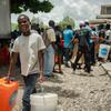 Des agences de l'ONU distribuent de l'aide humanitaire à Bassin Bleu, en Haïti, une localité attaquée par des gangs en septembre 2025.