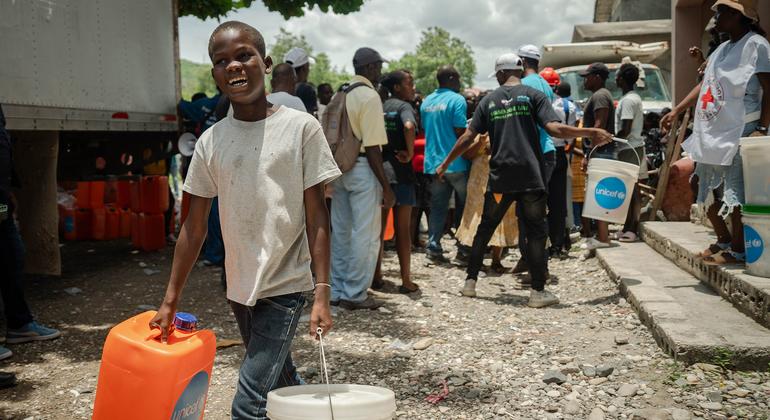 Des agences de l'ONU distribuent de l'aide humanitaire à Bassin Bleu, en Haïti, une localité attaquée par des gangs en septembre 2025.