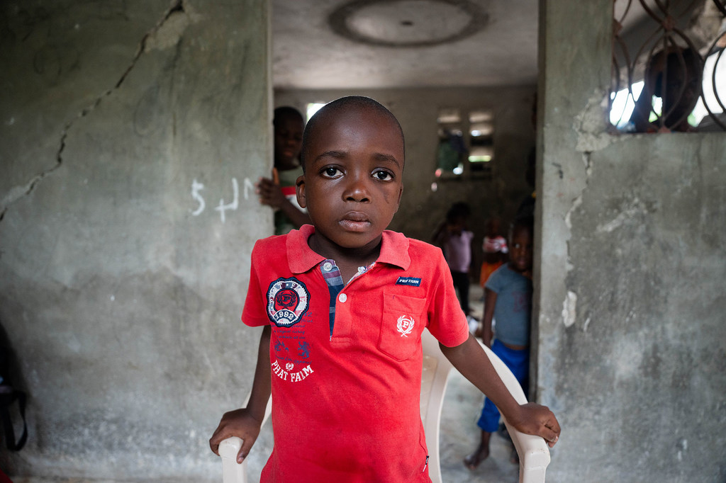Un jeune garçon de neuf ans en Haïti vit avec sa mère dans un logement temporaire après avoir fui deux fois la violence.