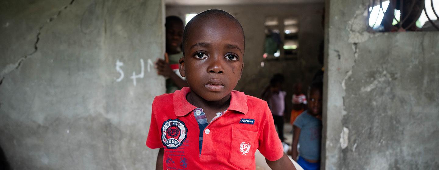 Un jeune garçon de neuf ans en Haïti vit avec sa mère dans un logement temporaire après avoir fui deux fois la violence.