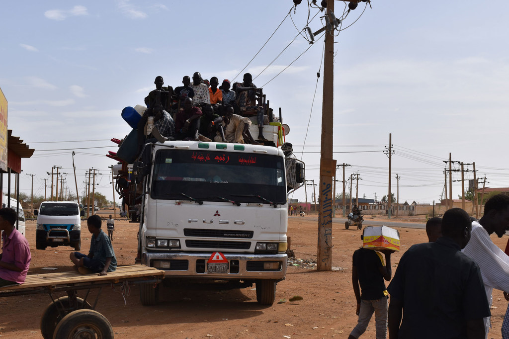 Des réfugiés du Sud-Soudan voyagent sur un camion de Khartoum à White Nile, après avoir été déplacés pour la deuxième fois.