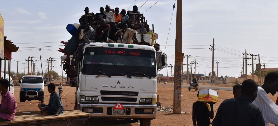 南苏丹难民经历第二次流离失所，他们乘坐卡车从喀土穆前往白尼罗州。