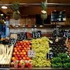 Frutas y verduras frescas expuestas en el mercado de la Boquería de Barcelona, España.