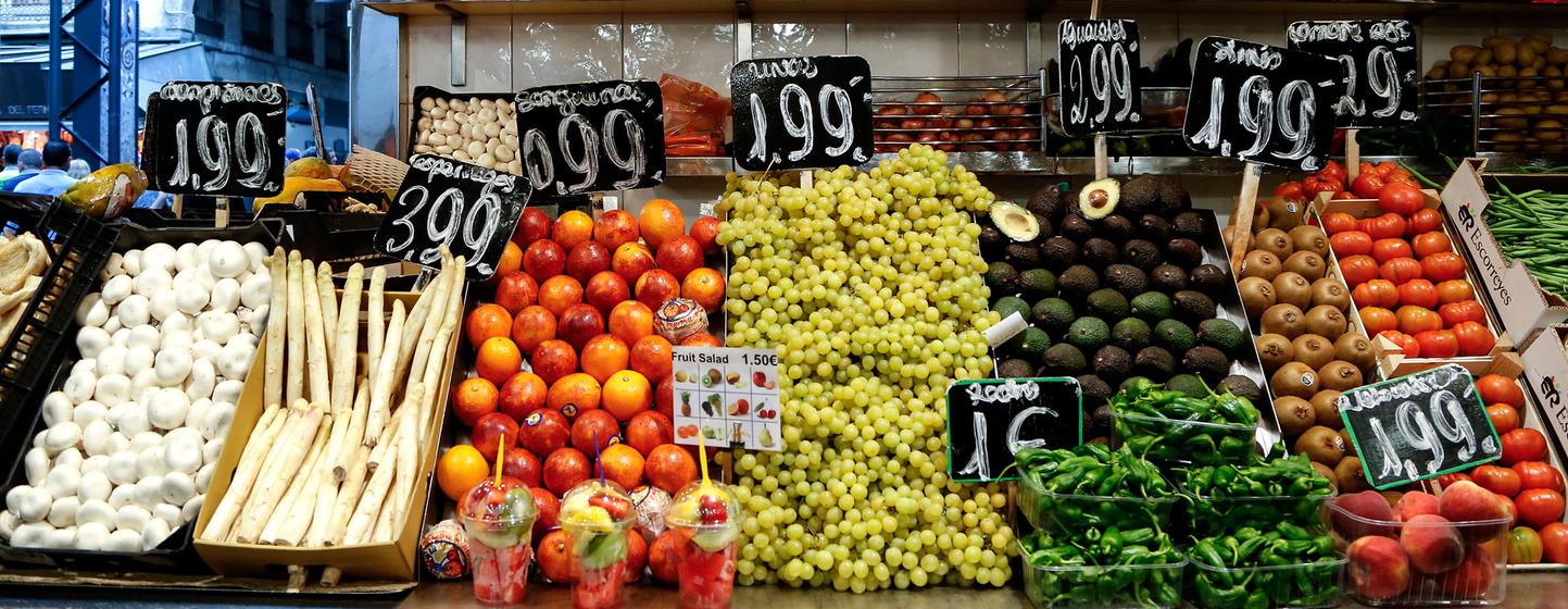 Frutas y verduras frescas expuestas en el mercado de la Boquería de Barcelona, España.