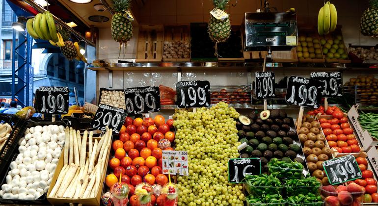 Frutas y verduras frescas expuestas en el mercado de la Boquería de Barcelona, España.