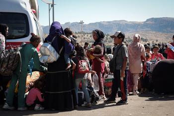 人们逃离以色列的空袭，从黎巴嫩进入叙利亚。