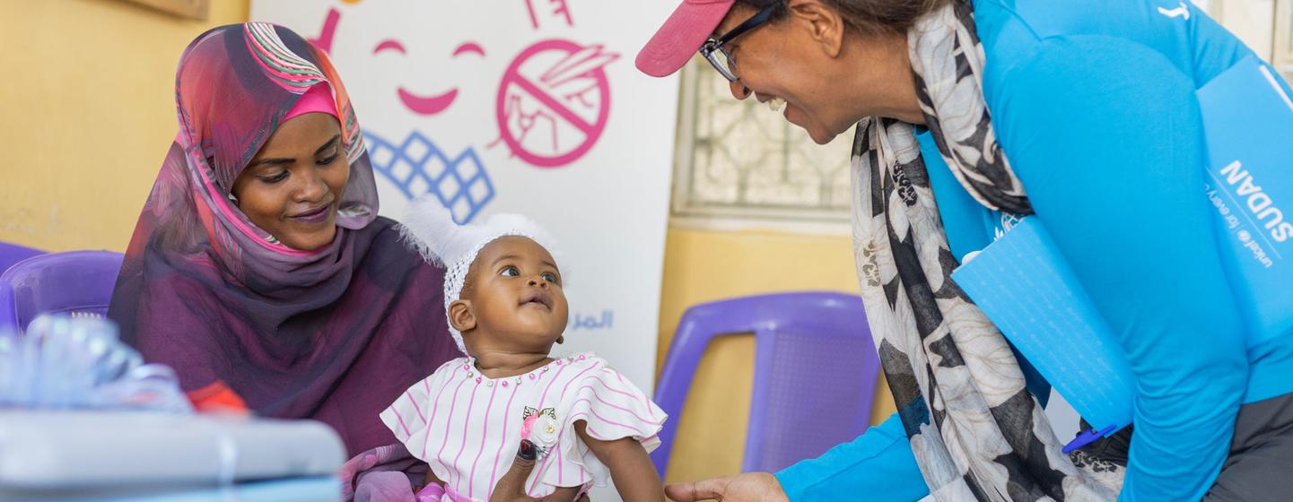 Un enfant de six mois reçoit le premier vaccin contre le paludisme à Gedaref, au Soudan.