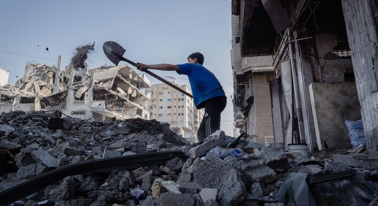 ग़ाज़ा में युद्धविराम लागू होने के बाद, बहुत से लोग अपने घरों को वापिस लौटकर, अपने रहने का ठिकाना बहाल करने की कोशिश कर रहे हैं.