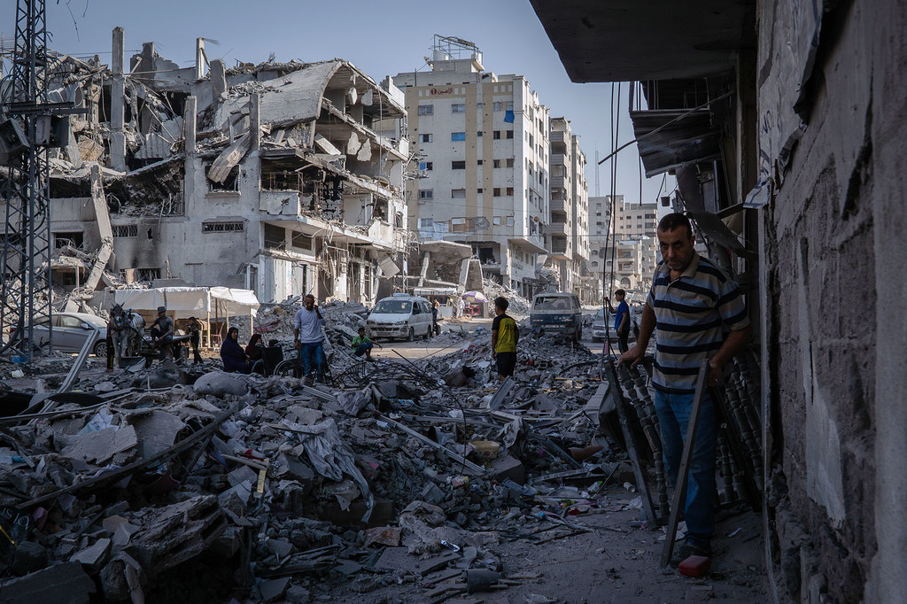 加沙城的家庭正返回被毁的家园。