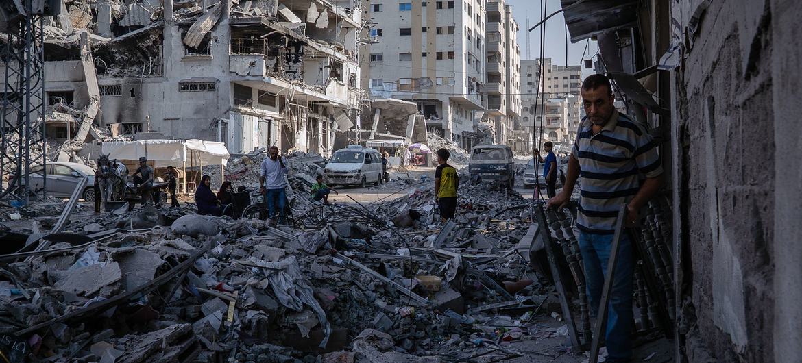 Families return to their destroyed homes in Gaza City. Families return to their destroyed homes in Gaza City.
