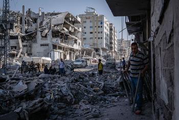 Las familias regresan a sus hogares destruidos en la ciudad de Gaza.