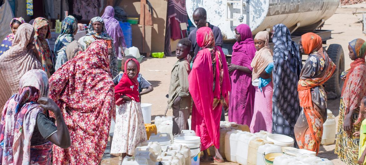 أطفال ونساء يصطفون للحصول على المياه النظيفة والآمنة من شاحنة مياه في مدينة زالنجي بوسط دارفور.
